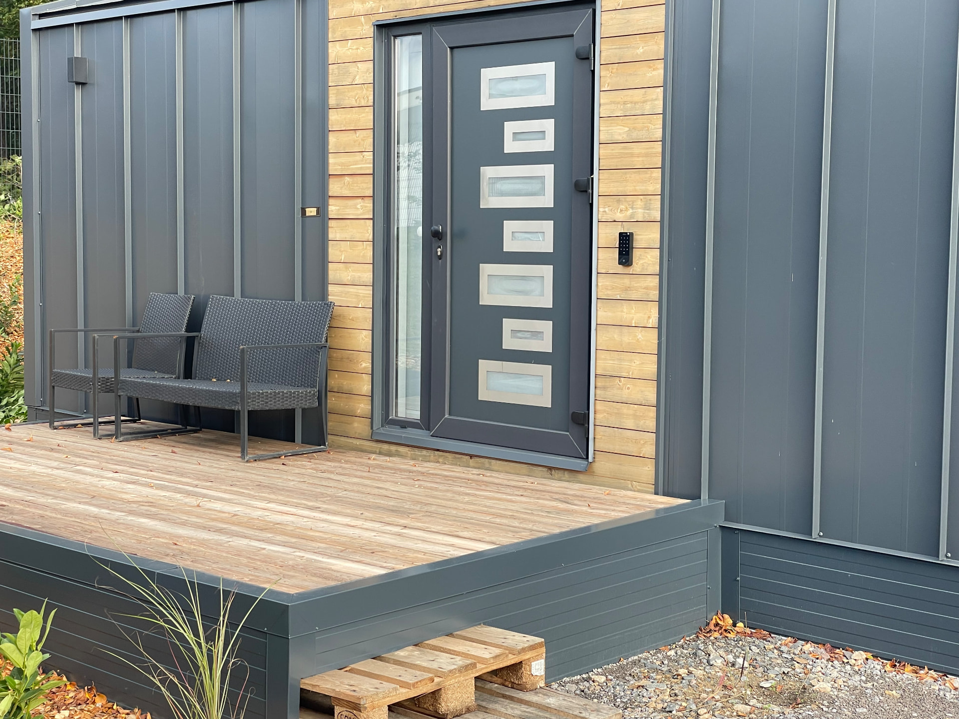 Eingang eines Ausstellungshauses mit Holzterrasse