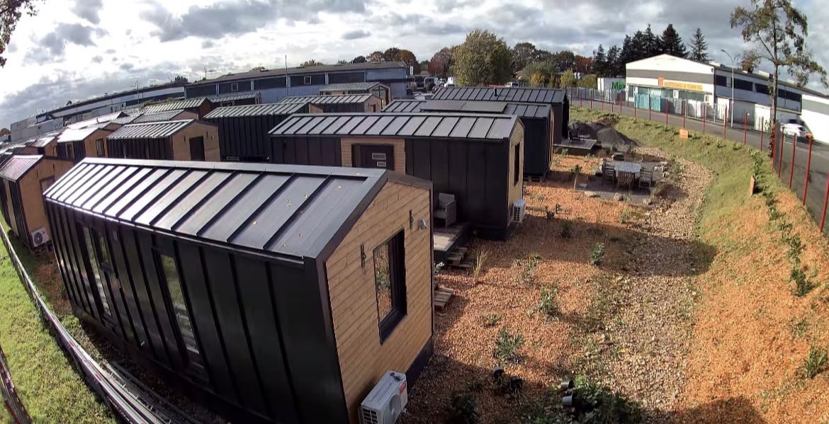 Blick über die Tiny-House-Ausstellung in Nettetal-Breyell